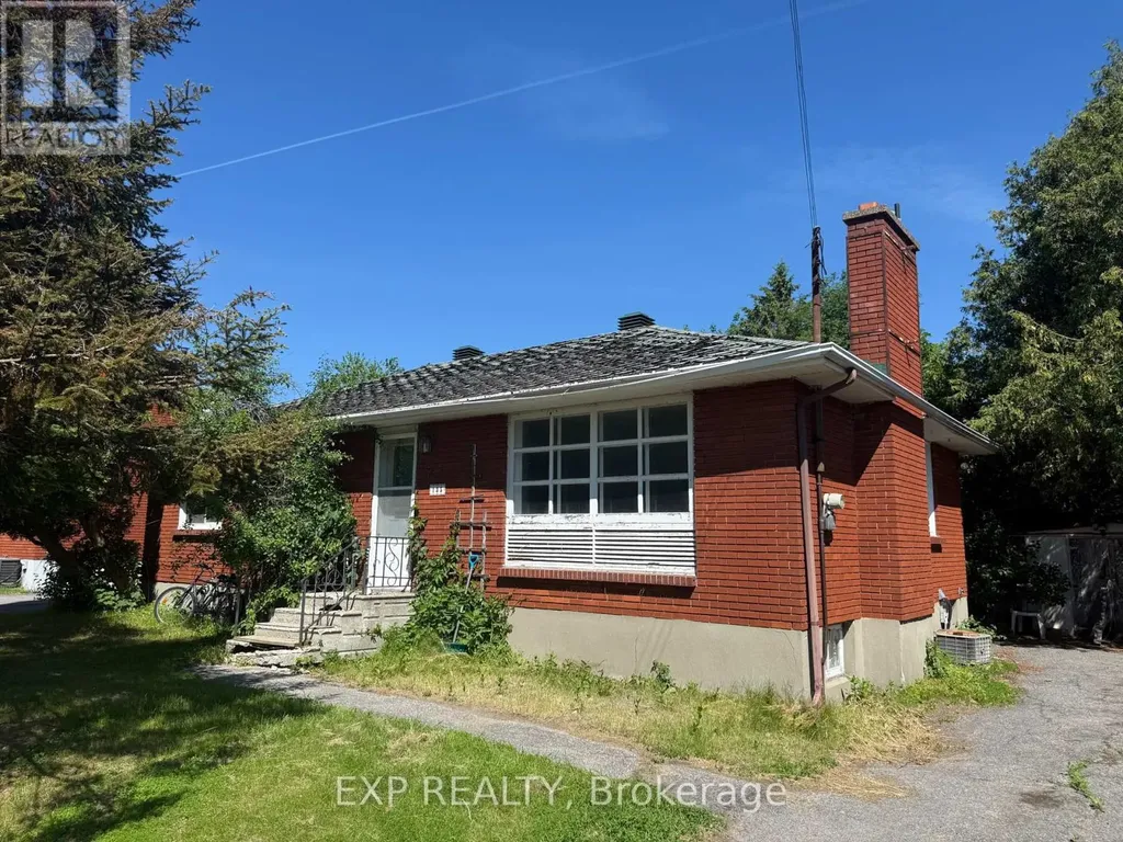 135 Oakridge Boulevard Ottawa ON K2G 2V1