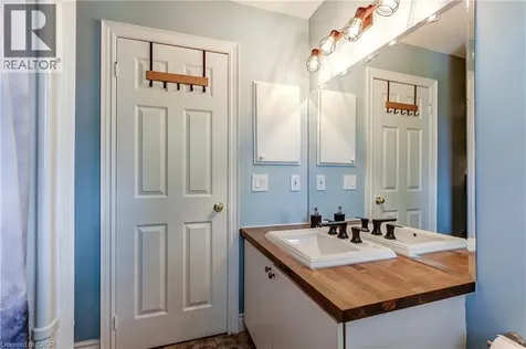 406 Levanna Lane Oakville ON L6H 6B8