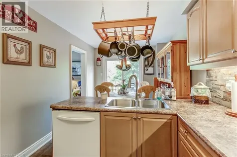 406 Levanna Lane Oakville ON L6H 6B8