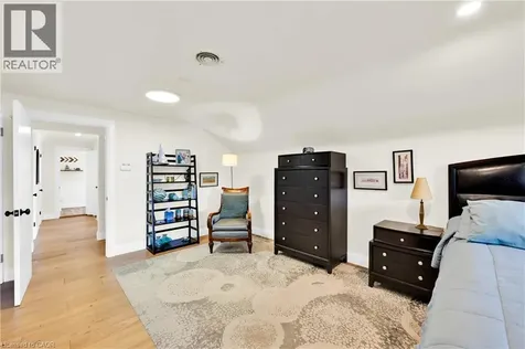 912 Boothman Avenue Burlington ON L7T 1P4