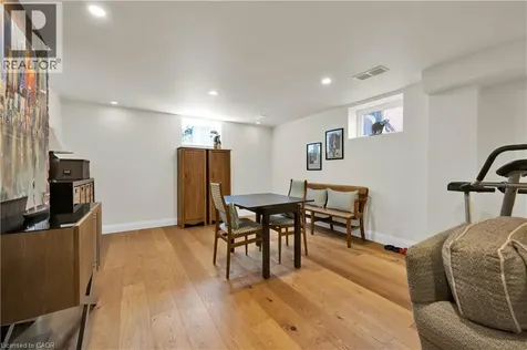 912 Boothman Avenue Burlington ON L7T 1P4
