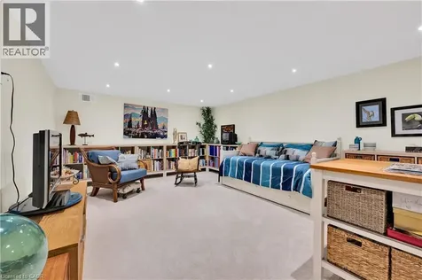 912 Boothman Avenue Burlington ON L7T 1P4