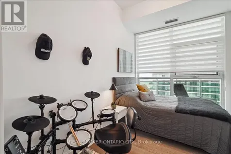 33 Shore Breeze Drive Toronto (mimico) ON M8V 0G1