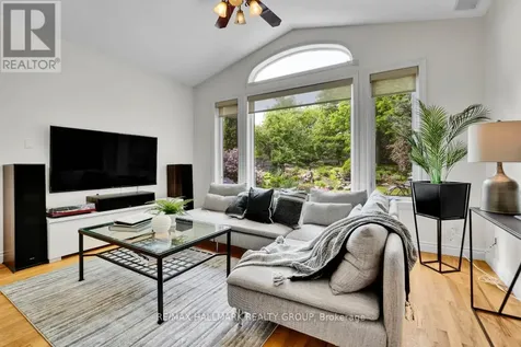 16 Hemlo Crescent Ottawa ON K2T 1C7