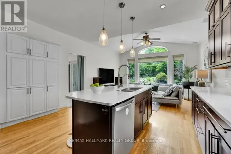 16 Hemlo Crescent Ottawa ON K2T 1C7