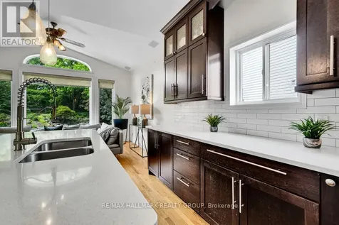 16 Hemlo Crescent Ottawa ON K2T 1C7