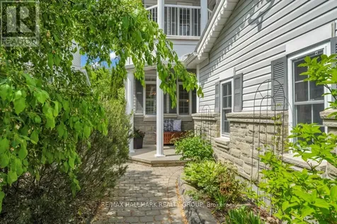 16 Hemlo Crescent Ottawa ON K2T 1C7