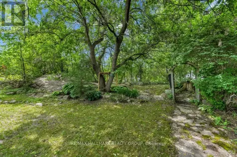 16 Hemlo Crescent Ottawa ON K2T 1C7