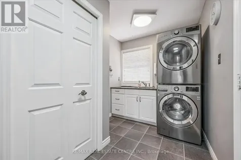 21 Tinatawa Court Kitchener ON N2A 3K4