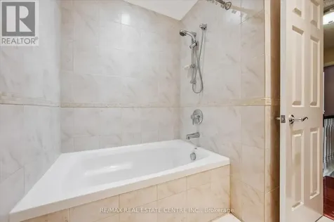 21 Tinatawa Court Kitchener ON N2A 3K4