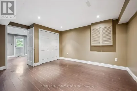 21 Tinatawa Court Kitchener ON N2A 3K4