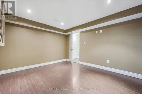21 Tinatawa Court Kitchener ON N2A 3K4