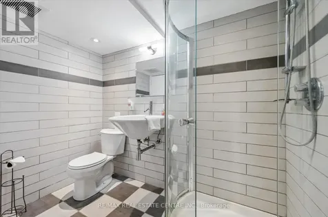 21 Tinatawa Court Kitchener ON N2A 3K4