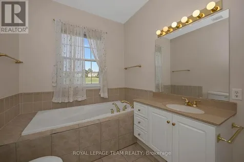 32 Silverthorn Court Ottawa ON K2J 4Y2