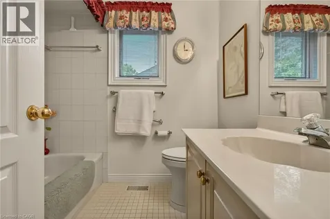 21 Fern Avenue Waterdown ON L0R 2H0