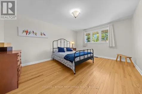 998 Mossdale Street Ottawa ON K2B 5S7