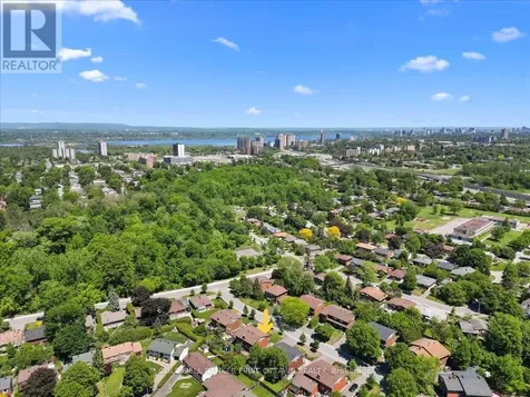 998 Mossdale Street Ottawa ON K2B 5S7