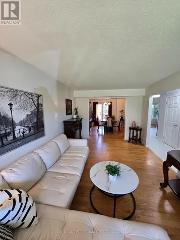 61 Hawley Crescent Ottawa ON K2M 1T4