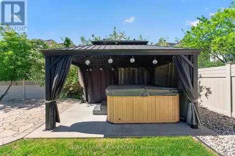 51 Bridle Crest Court Ottawa ON K2M 0H5
