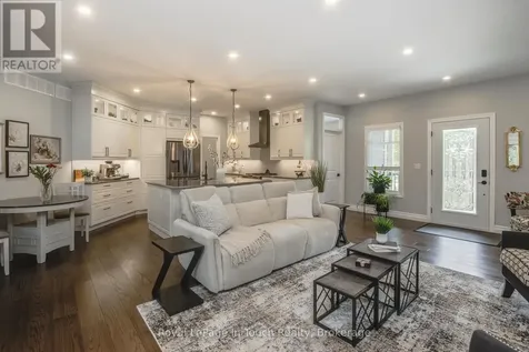 55 Beaufort Crescent Tiny ON L9M 0B8