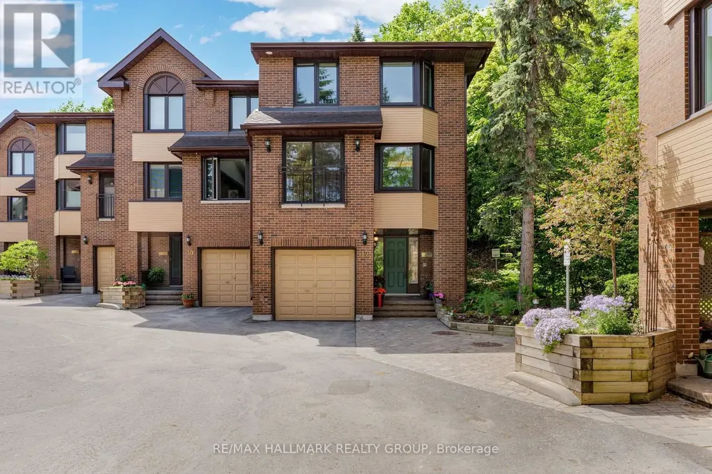 12 Summershade Private Ottawa ON K1Y 4R2