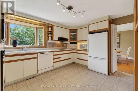 2067 Woodglen Crescent Ottawa ON K1J 6G6