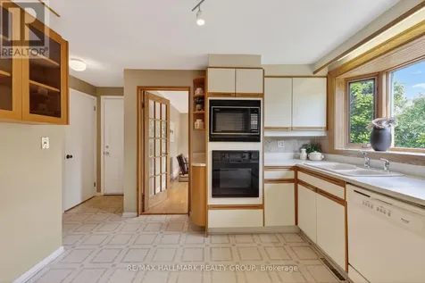 2067 Woodglen Crescent Ottawa ON K1J 6G6