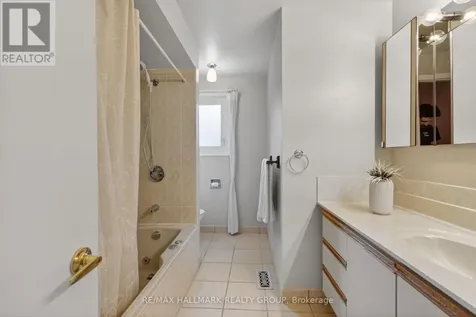 2067 Woodglen Crescent Ottawa ON K1J 6G6