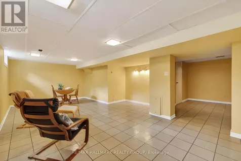 2067 Woodglen Crescent Ottawa ON K1J 6G6