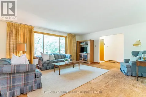 29 Lorrie Crescent Tiny ON L0L 2T0