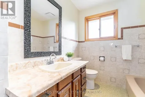 29 Lorrie Crescent Tiny ON L0L 2T0