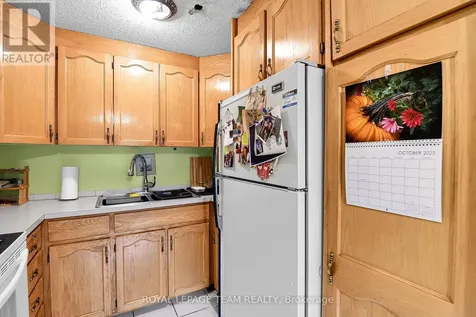 902 Elmsmere Road Ottawa ON K1J 7T6