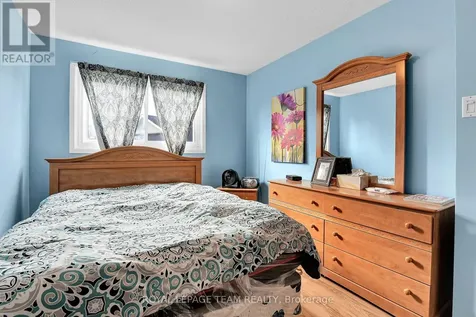 902 Elmsmere Road Ottawa ON K1J 7T6