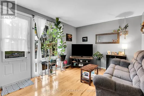 902 Elmsmere Road Ottawa ON K1J 7T6