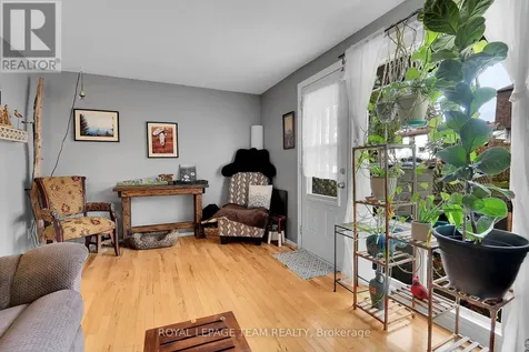 902 Elmsmere Road Ottawa ON K1J 7T6
