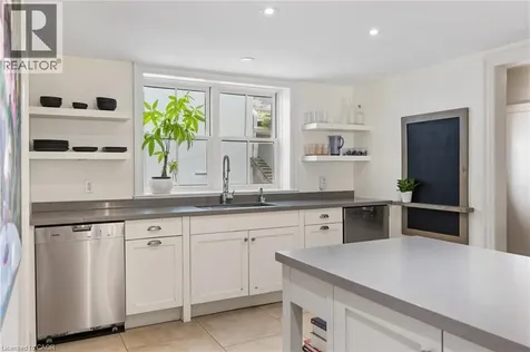 332 Palmer Avenue Oakville ON L6J 1T3