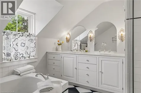 332 Palmer Avenue Oakville ON L6J 1T3