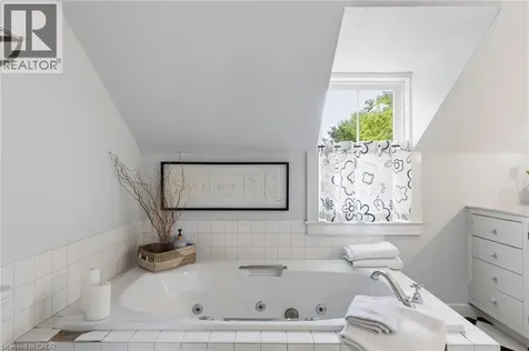 332 Palmer Avenue Oakville ON L6J 1T3