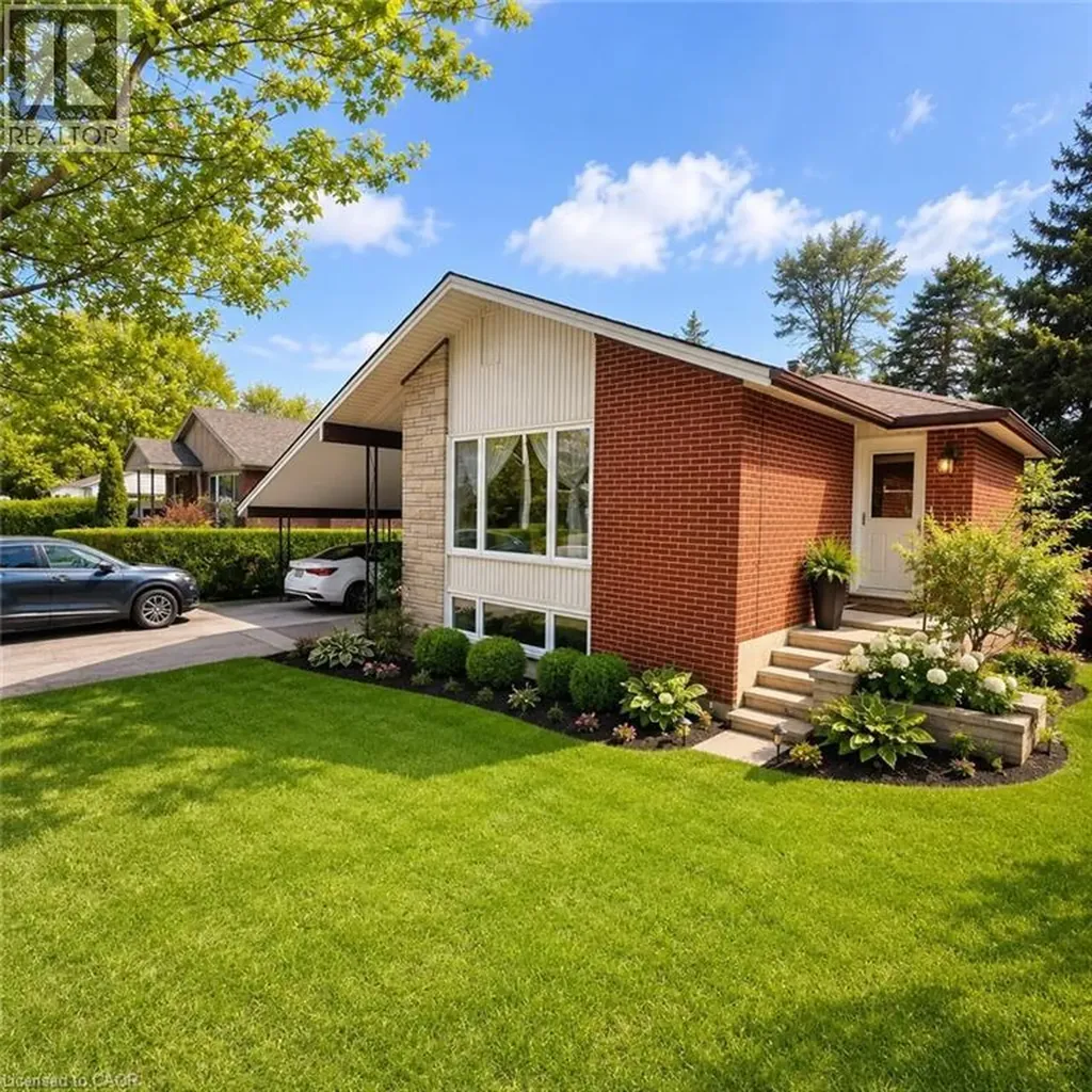 82 Blackwood Crescent Hamilton ON L8S 3H5