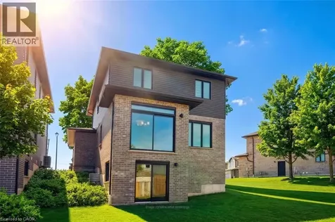 40 Moon Crescent Cambridge ON N1S 0C4