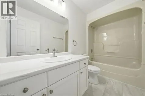 180 Lawrence Lane Fonthill ON L2S 1E4
