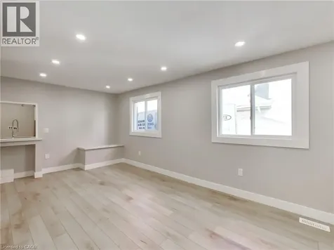 229 Parkdale Avenue North Hamilton ON L8H 5X4