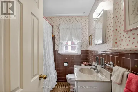 1533 Mimosa Avenue Ottawa ON K1G 0W2