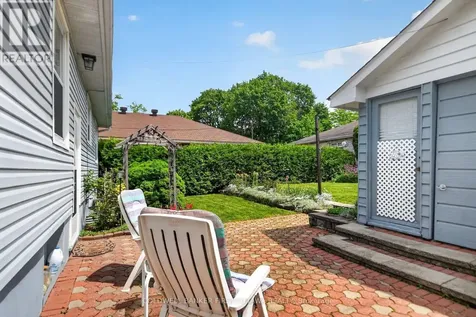 1533 Mimosa Avenue Ottawa ON K1G 0W2