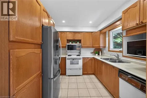 40 Bermuda Court Hamilton ON L9C 2J8