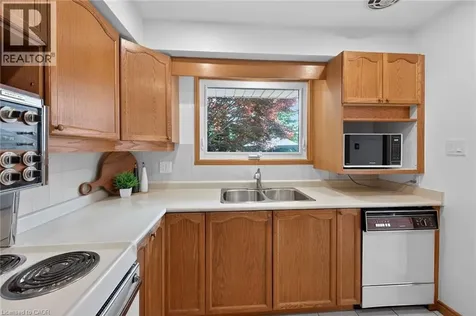 40 Bermuda Court Hamilton ON L9C 2J8