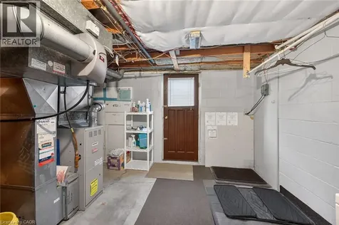 40 Bermuda Court Hamilton ON L9C 2J8