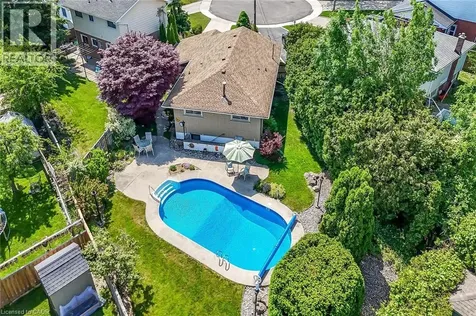 40 Bermuda Court Hamilton ON L9C 2J8