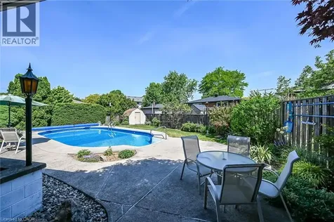 40 Bermuda Court Hamilton ON L9C 2J8