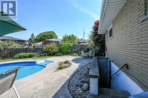 40 Bermuda Court Hamilton ON L9C 2J8